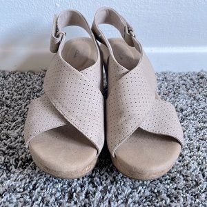 Clarks 6.5 wedge heel in cream